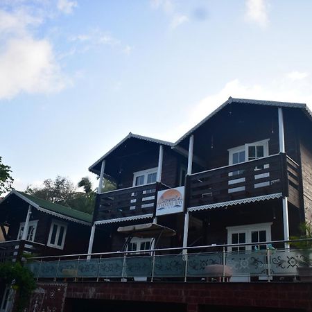 Coastal Bay Inn Алибаг Экстерьер фото