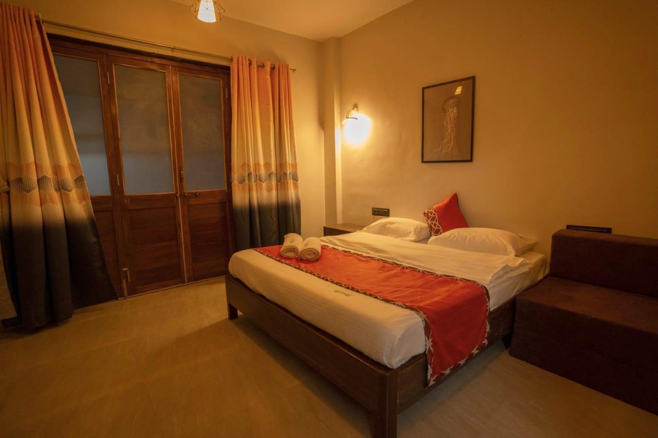 Coastal Bay Inn Алибаг Экстерьер фото