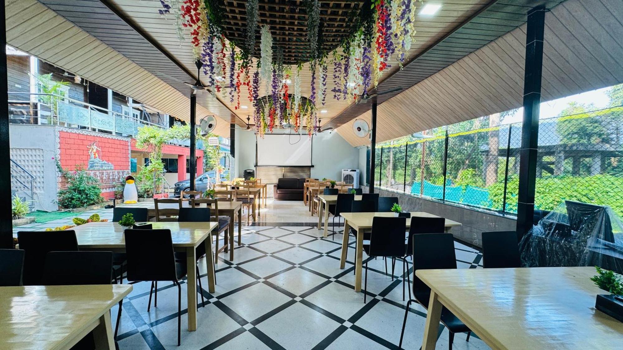 Coastal Bay Inn Алибаг Экстерьер фото